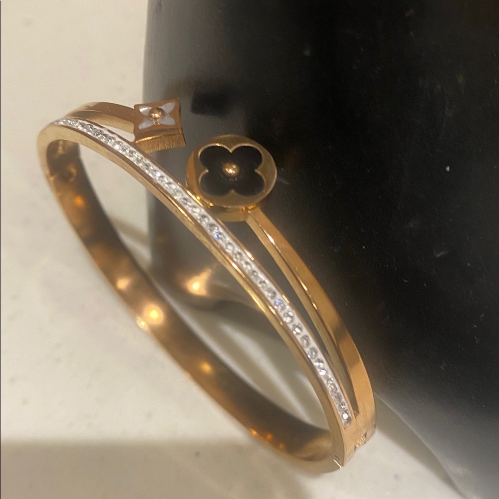 Elegant Rose Gold and Sparkling crystals Women's Bracelet - Picture 6 of 8